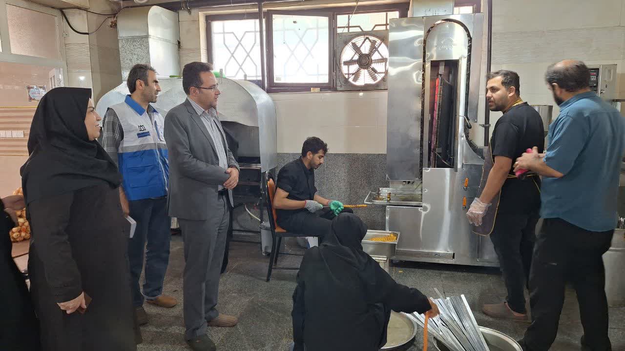 بازدید دکتر ریحانی مدیر شبکه، رئیس مرکز بهداشت و کارشناس مسئول واحد بهداشت محیط و حرفه‌ای از موکب‌های اربعین حسینی در شهرستان بهار
