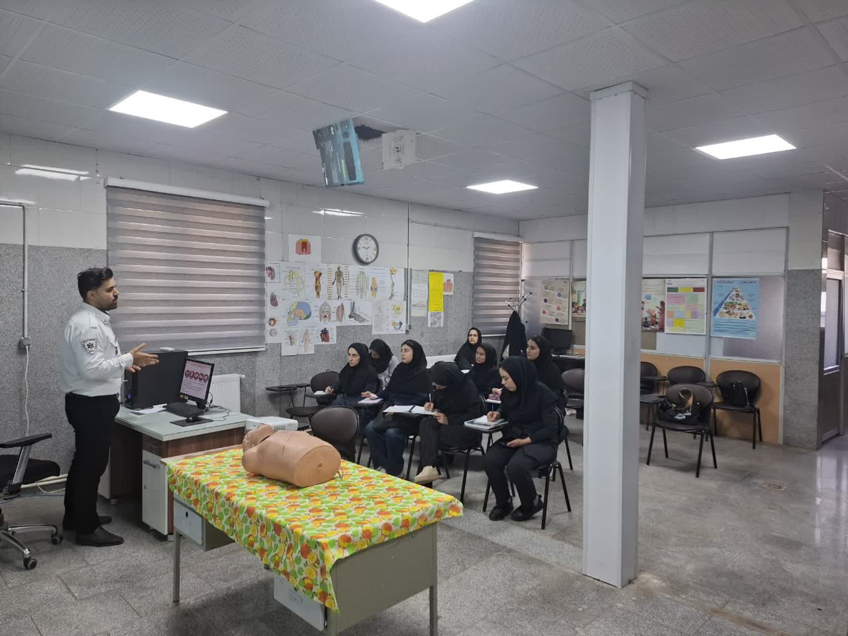 برگزاری کلاس آموزشی احیای قلبی ریوی پایه (BLS) ویژه دانشجویان بهورزی شهرستان بهار